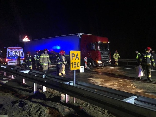 Do wypadku doszło w środę wieczorem, 4 grudnia, na moście nad Odrą w Cigacicach. Kierujący samochodem osobowym wjechał prosto pod ciężarówkę. Jedna osoba została ranna. Droga została zablokowana w obu kierunkach na kilka godzin.Kierujący samochodem osobowym jechał w kierunku Sulechowa. Z niewyjaśnionych jeszcze przyczyn wjechał prosto pod ciężarówkę. Doszło do czołowego zderzenia. – Pasażerka samochodu osobowego została przewieziona do szpitala – mówi asp. Mariusz Wąsowicz, zastępca naczelnika zielonogórskiej drogówki.Droga w miejscu wypadku została zablokowana w obu kierunkach. Policja wyznaczy objazd dla samochodów osobowych przez stary most w Cigacicach. Samochody ciężarowe będą musiały stać w korku.Godz. 22.00Kierowcy nadal stoją w korku, przed i za mostem. Godz. 22.56 - Niektórzy kierowcy ruszyli w stronę Cigacic korytarzem życia, wcześniej zablokowali karetkę pogotowia - donosi Czytelniczka, która stoi w korku. Czytaj też: Jedziecie w czwartek na północ kraju? Omijajcie S3, szykuje się drogowy armagedonGodz. 23.30Auta osobowe, które jadąc w stronę Sulechowa utknęły w korku, mogą zawrócić tuż przed mostem w kierunku Zielonej Góry. Niestety kierowcy samochodów ciężarowych muszą nadal czekać. Niektórzy z nich stoją od godz. 19.00. - Jeszcze nigdy nie czekałem tak długo w korku po wypadku - przyznaje jeden z nich. Zobacz, sznur ciężarówek stojący przed mostem, od strony Zielonej Góry:Zobacz wideo: Jak udzielać pierwszej pomocy ofiarom wypadkówCzytaj także: Korytarz życia na drodze. Jak go utworzyć? Wystarczy przestrzegać kilku zasad!Zobacz wideo: Jak się zachować, kiedy jesteśmy świadkami wypadku?Wideo:Dzień Dobry TVN