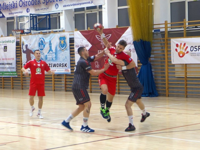 SPR Orzeł Przeworsk (czerwone stroje) pokonał AZS AGH Kraków.