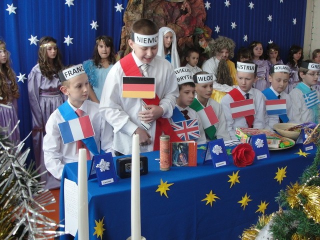 Tegoroczne jasełka w szkole w Woli Taczowskiej miały charakter europejski. Uczniowie wcielili się w przedstawicieli 10 państw.