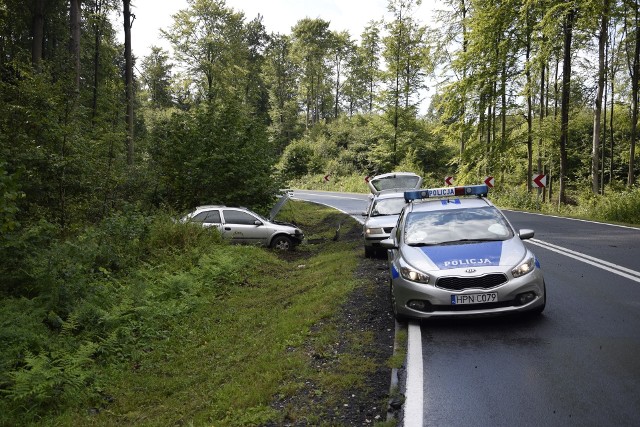 Wczoraj (sobota 11.08) po godz. 15 doszło do kolizji na drodze krajowej nr 20 niedaleko Przęsina. Kierowca samochodu osobowego stracił panowanie nad pojazdem i wylądował w rowie. Nic nikomu się nie stało. (ang)