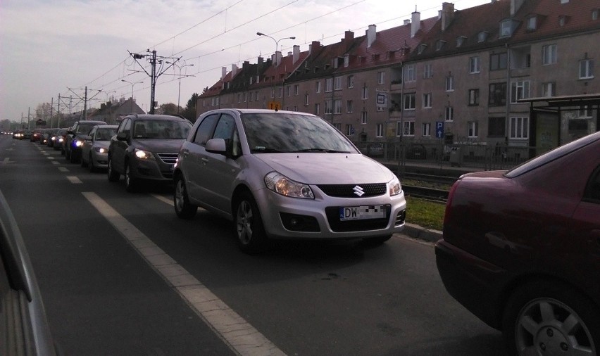 Wrocław: Bardzo duże korki na dojeździe do cmentarza Grabiszyńskiego (ZDJĘCIA)