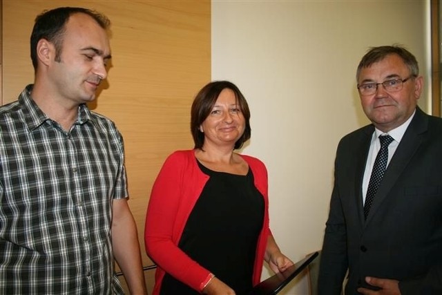 Jak poinformował wicemarszałek Antoni Konopka (z prawej), wpłynęło łącznie 10 wniosków na łączną kwotę 1,3 mln złotych.