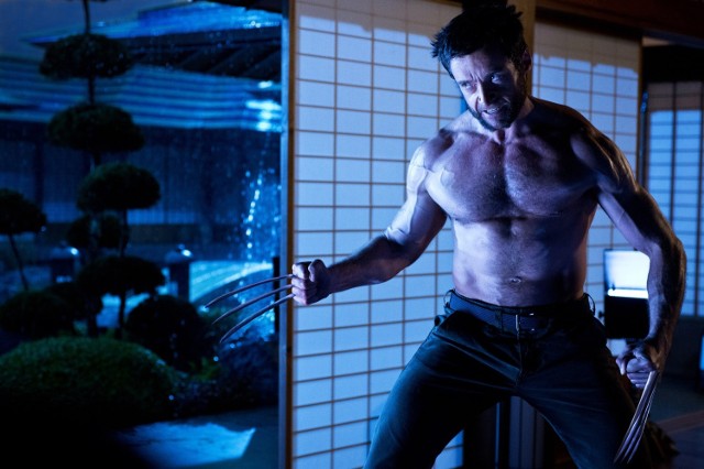 Kadr z filmu "Wolverine" ukazujący Hugh Jackmana w roli tytułowego bohatera Logana/Wolverine'a (2013).