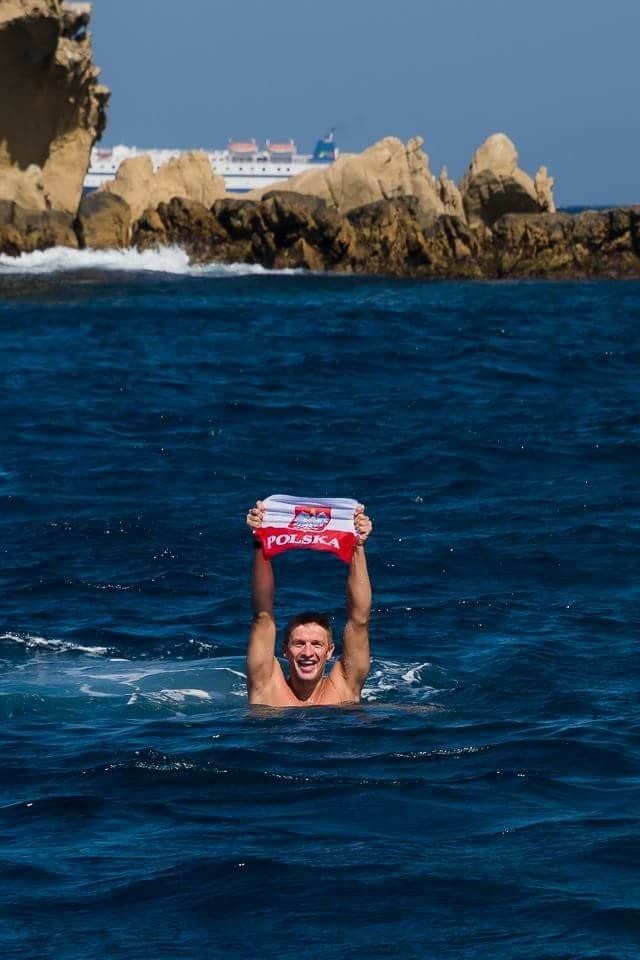 Grzegorz Radomski nie ukrywał dużej radości po przepłynięciu Cieśniny Gibraltarskiej.