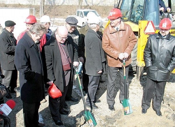 Prezydent Andrzej Szlęzak i prezes Jacek Nowicki symbolicznie rozpoczęli prace przy przebudowie kanalizacji ściekowej i wodnej.