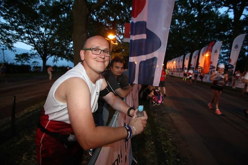 Półmaraton Wrocław: Przebiegli nocą przez miasto, żeby pomóc dwóm chłopcom