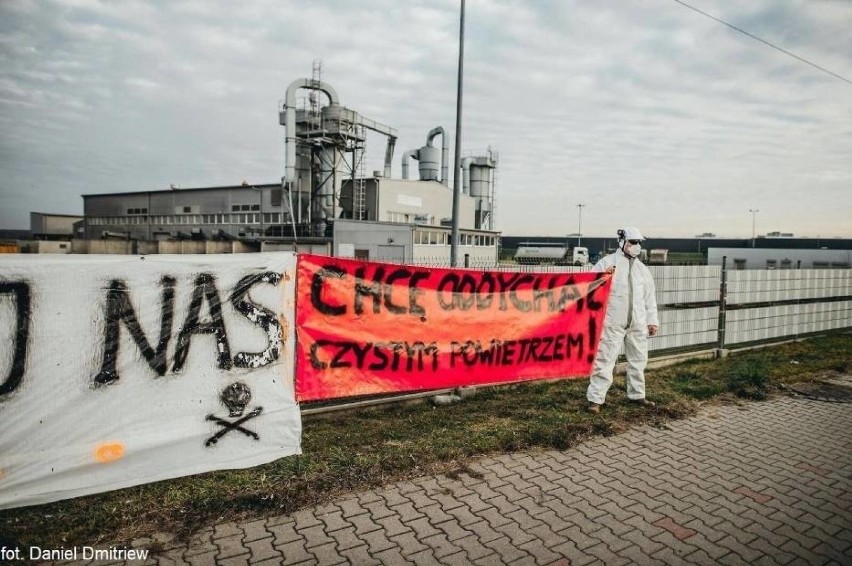 Protest mieszkańca przed zakładem Krynicki Recycling S.A. w...