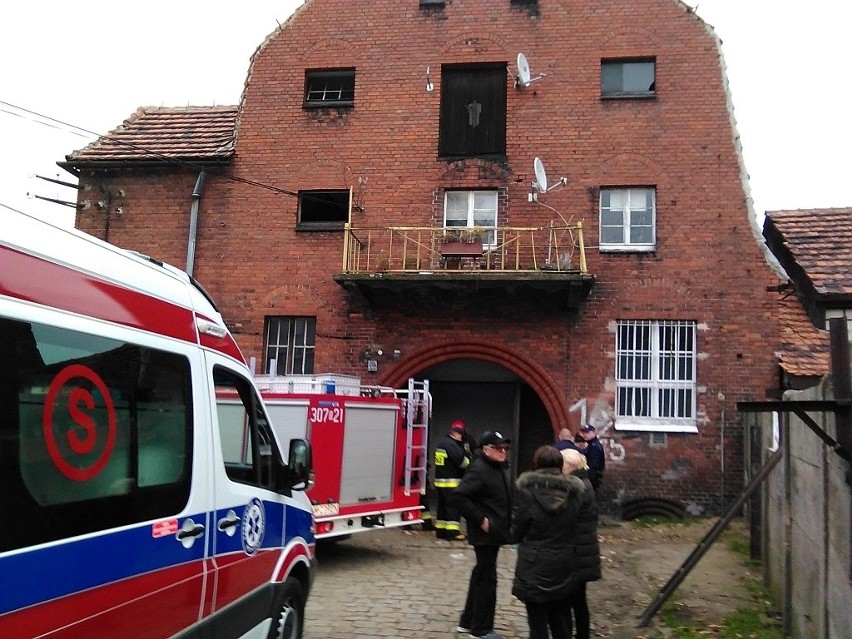 Wrocław: Pożar w kamienicy w pobliżu pl. Grunwaldzkiego (ZDJĘCIA)