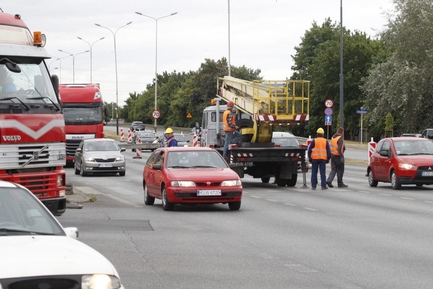 Gigantyczne korki na al. Jana Pawła II. Remontują światła na skrzyżowaniu z Wróblewskiego