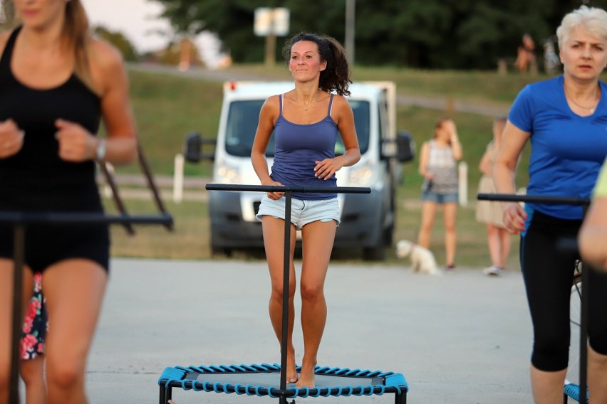 Fitness na plaży w Ostrołęce. Zobaczcie zdjęcia. Będą kolejne takie zajęcia. 7.08.2020