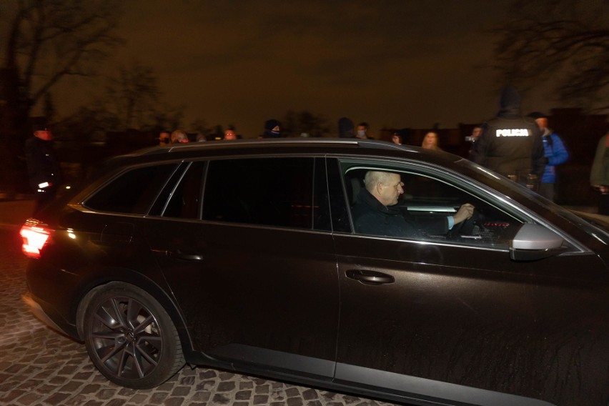 Prezes PiS Jarosław Kaczyński przyjechał na Wawel. Miesięcznicy pogrzebu towarzyszył protest KOD [ZDJĘCIA]