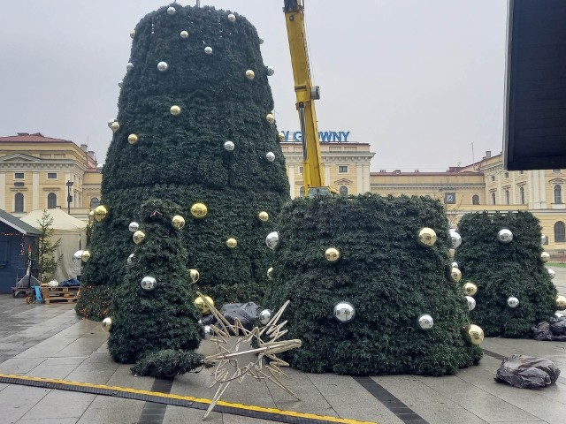 Rośnie świąteczna choinka przed Galerią Krakowską