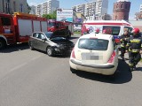 Wypadek u zbiegu ulic Kamiennej i Jana Pawła II. Kierująca zabrana do szpitala [zdjęcia] 