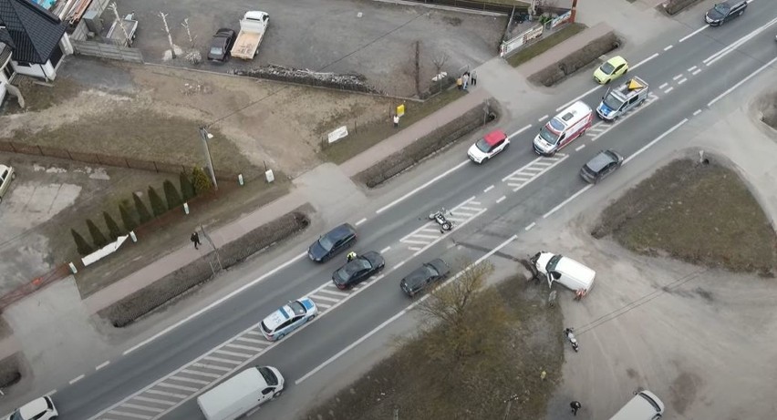 Wypadek na krajowej trasie numer 74 w Kostomłotach. Ranny motocyklista (WIDEO)