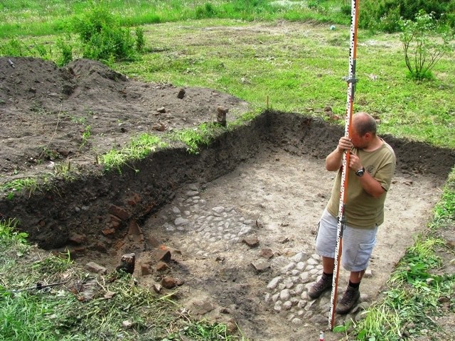 Najprawdopodobniej archeolodzy odkopali w okolicach Bramy Młyńskiej w Strzelcach pozostałości po średniowiecznym klasztorze augustianów.