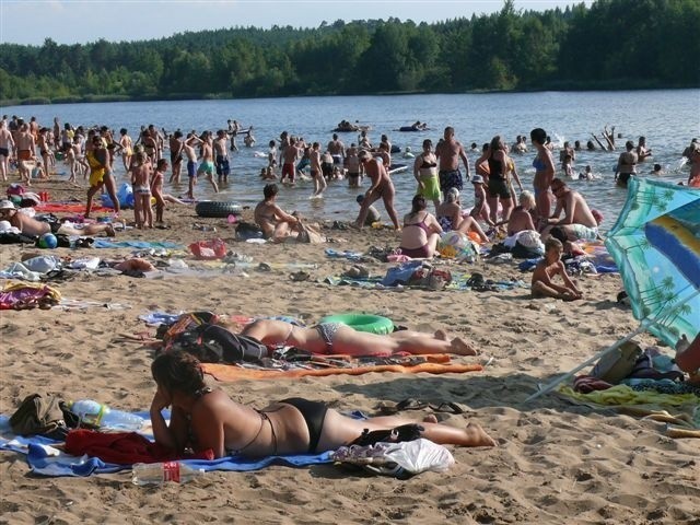 Zatłoczone Piachy. Nawet 1000 osób wypoczywa tam podczas weekendów.