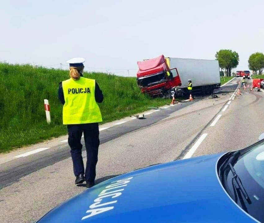 Budy Czarnockie. Śmiertelny wypadek na DK 61. Opel zderzył się z ciężarówką. Kierowca osobówki zginął na miejscu 