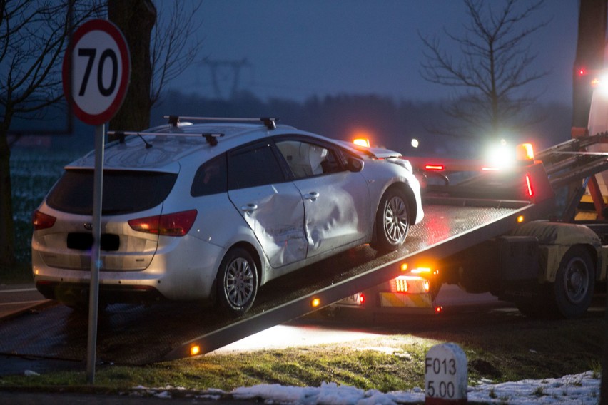 Karambol we Włynkówku pod Słupskiem na drodze krajowej numer 21. Kobieta w szpitalu [ZDJĘCIA, WIDEO]