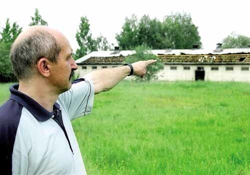 Zbigniew Mac: - Dziwię się, że we wsi tyle dziennikarz może się dowiedzieć, a dowiedzieć się tego nie może policja. Po chwili namysłu dodaje: - Ja już tu interesu nie zrobię, trzeba będzie to wszystko sprzedać.