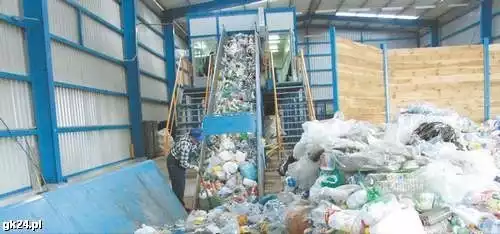 Segregacja odpadów na wysypisku w Sianowie.
