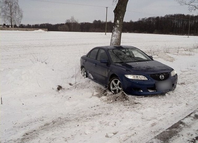 28-latek nie dał rady wyjść z rozbitej mazdy, bo miał 3 promile