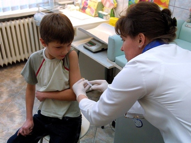 Szczepić przeciw grypie powinny się przede wszystkim osoby starsze, z obniżoną odpornością oraz dzieci, które szybko mogą się zarazić wirusem grypy w szkołach i przedszkolach.