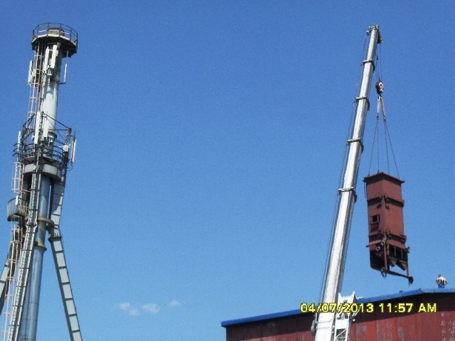 Na zdjęciu widoczne prace związane z montowaniem kotła WR 4,8, na fundamencie zdemontowanego kotła WR-10 w Zakładzie Energetyki Cieplnej w Staszowie.