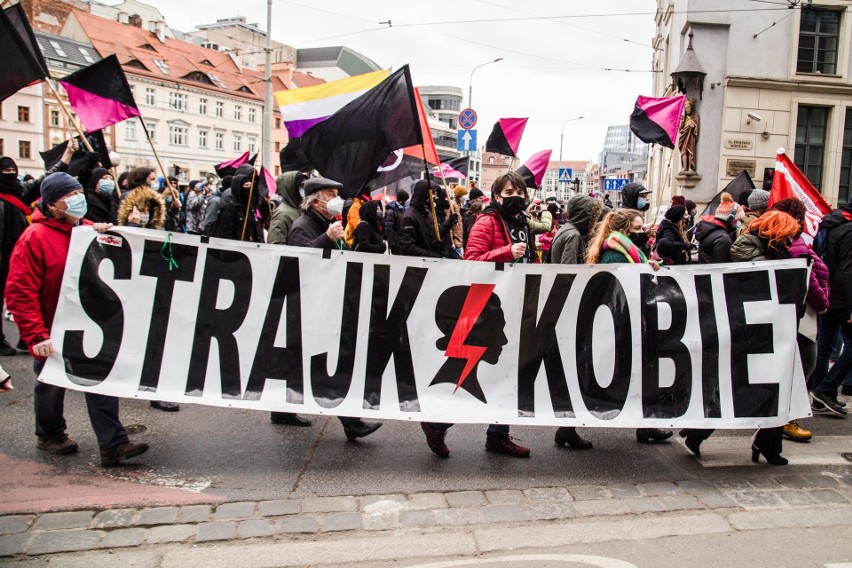 Manifa we Wrocławiu. Kobiety przeszły ulicami miasta [ZDJĘCIA]