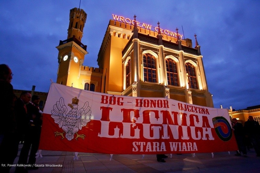 Marsz Patriotów przeszedł przez Wrocław. Petardy i antykomunistyczne hasła (ZDJĘCIA)