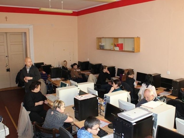 Wśród uczestników projektu przeprowadzone zostaną szkolenia z zakresu podstawowej obsługi komputera i internetu oraz rozwijające umiejętności korzystania ze sprzętu komputerowego.