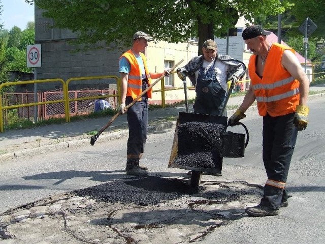 Robotnicy z Grudziądza łatają dziury w chełmińskich ulicach