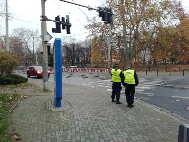 Rozjazd tramwajowy do skrętu z ul. Podwale od strony Orląt Lwowskich w ul. Sądową będzie wymieniany