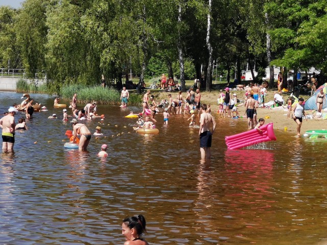 Ludzie szukają ochłody nad Chechłem