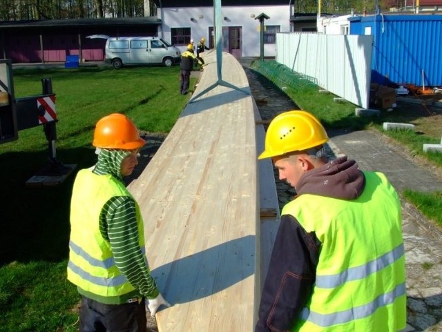 Potężne drewniane belki będą podtrzymywać dach pływalni. Mają aż 33 metry długości.