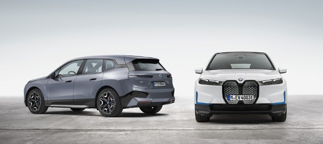 BMW iX przechodzi właśnie ostatnią fazę procesu przygotowań do produkcji seryjnej. Na początku sprzedaży, która rozpocznie się pod koniec 2021 r., dostępne będą modele: BMW iX xDrive50 oraz BMW iX xDrive40.Fot. BMW