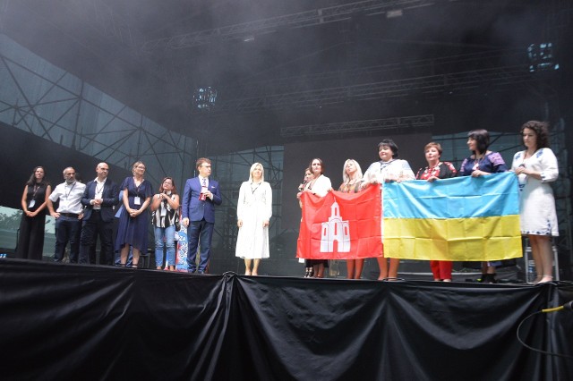 Delegacje z Francji i Ukrainy oraz prezydent Ostrowca Jarosław Górczyński przed koncertem Sylwii Grzeszczak.