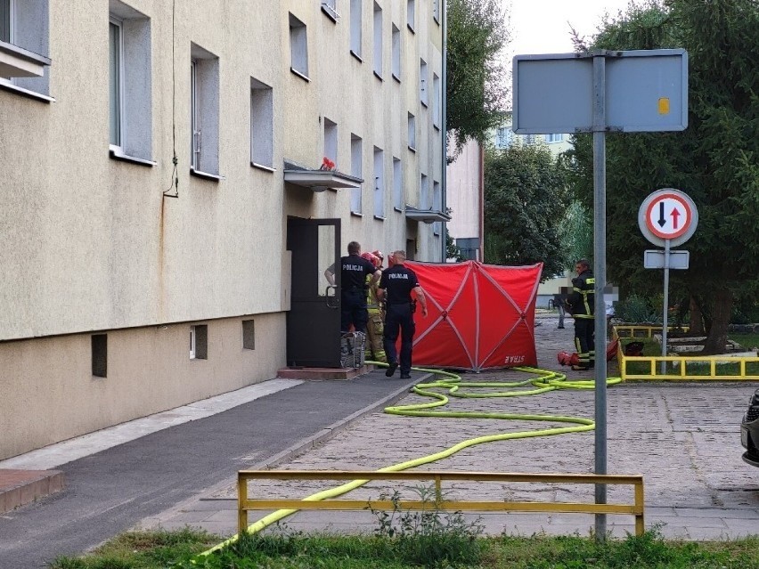 Policjanci z Gniezna uratowali 65-latkę z płonącego...