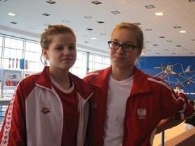 Paulina Nogaj (z prawej) z Wodnika Radom, zdobyła złoty medal mistrzostw Polski juniorów w pływaniu.
