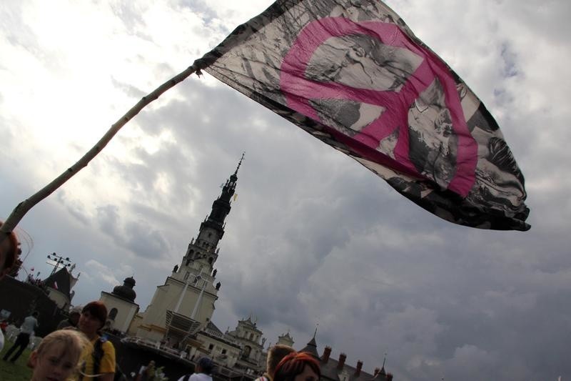 Ksiądz Andrzej z hipisami chodzi na Jasną Górę [WIDEO]