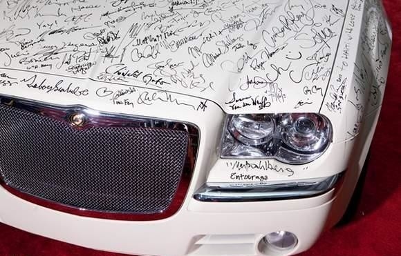 Chrysler 300C z autografami artystów na lakierze.