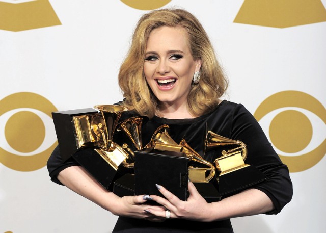 Piosenkarka Adele pozuje fotografom po otrzymaniu aż sześciu statuetek nagrody Grammy (12.02.2012, Los Angeles, USA).