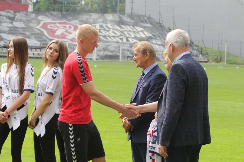 Górnik Zabrze z Łukaszem Podolskim zaprezentował się kibicom...