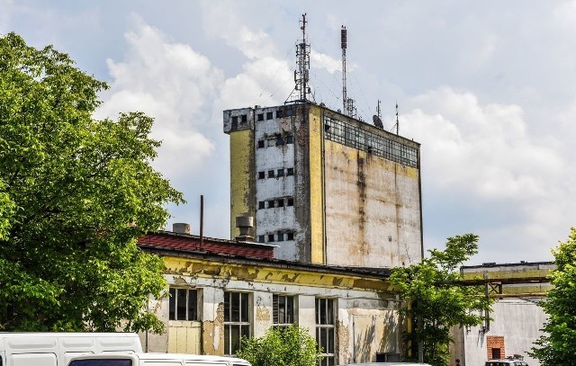 17 lutego 1989 roku w nocy dokonano włamania do magazynu Zakładu Fotochemicznego „Foton” przy ulicy Nowej, skąd skradziono 750 kilogramów azotanu srebra używanego do produkcji błon fotograficznych. Sprawców nigdy nie ujęto.