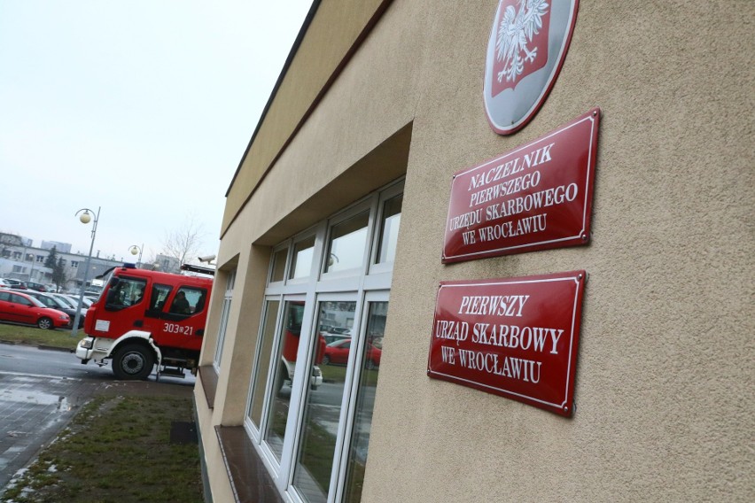 Wrocław: Alarm bombowy i akcja służb w urzędach (ZDJĘCIA)