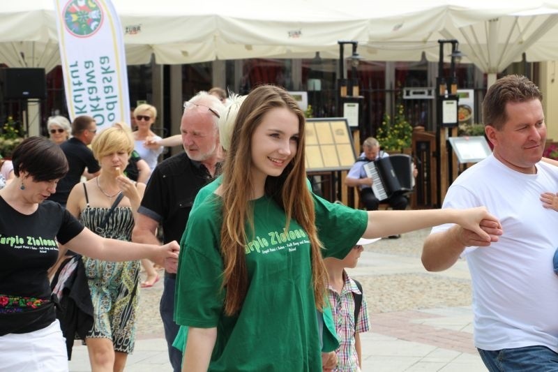 Podlaska Oktawa Kultur. Zespół Kurpie Zielone uczył przechodniów tańców ludowych (zdjęcia, wideo)
