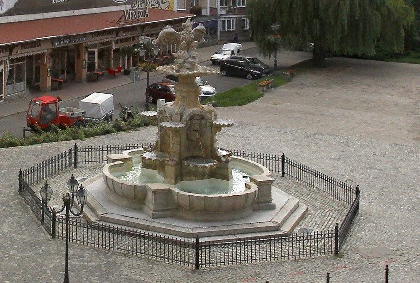 - Ta najpiękniejsza fontanna w mieście została wykonana z...