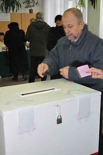 Głosowanie w Obwodowej Komisji Wyborczej numer 24 w tarnobrzeskiej Szkole Podstawowej numer 9.