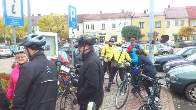 Inauguracja gry miała miejsce pod koniec października. Grupa członków staszowskiego Koła PTTK w rowerowym rajdzie przejechała trasą gry, zaliczyła wszystkie punkty kontrolne.