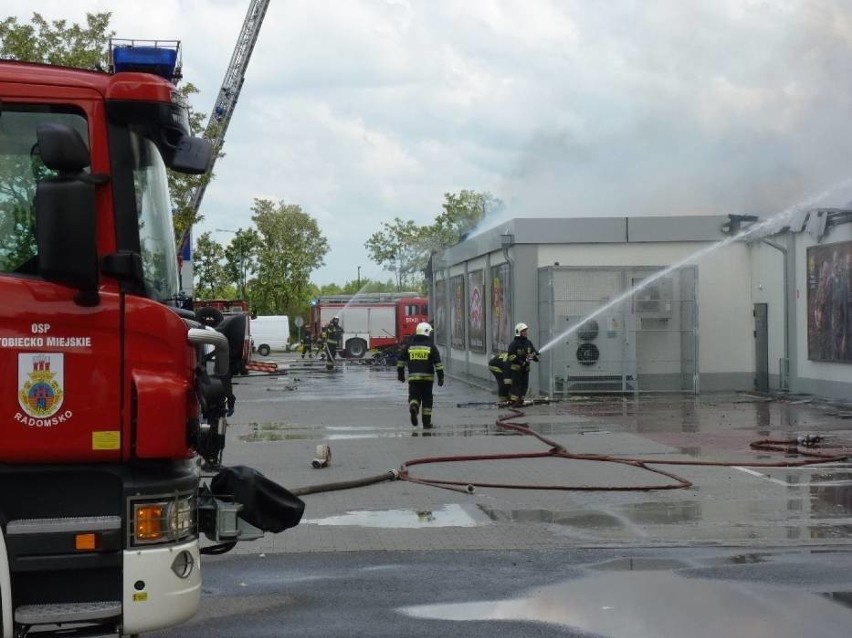 Pożar Lidla w Radomsku. Płonie niemiecki supermarket.