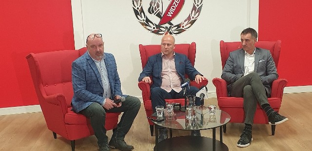 Od lewej: Marcin Tarociński, rzecznik prasowy Widzewa, Janusz Niedźwiedź, trener drużyny i Tomasz Wichniarek, dyrektor sportowy.